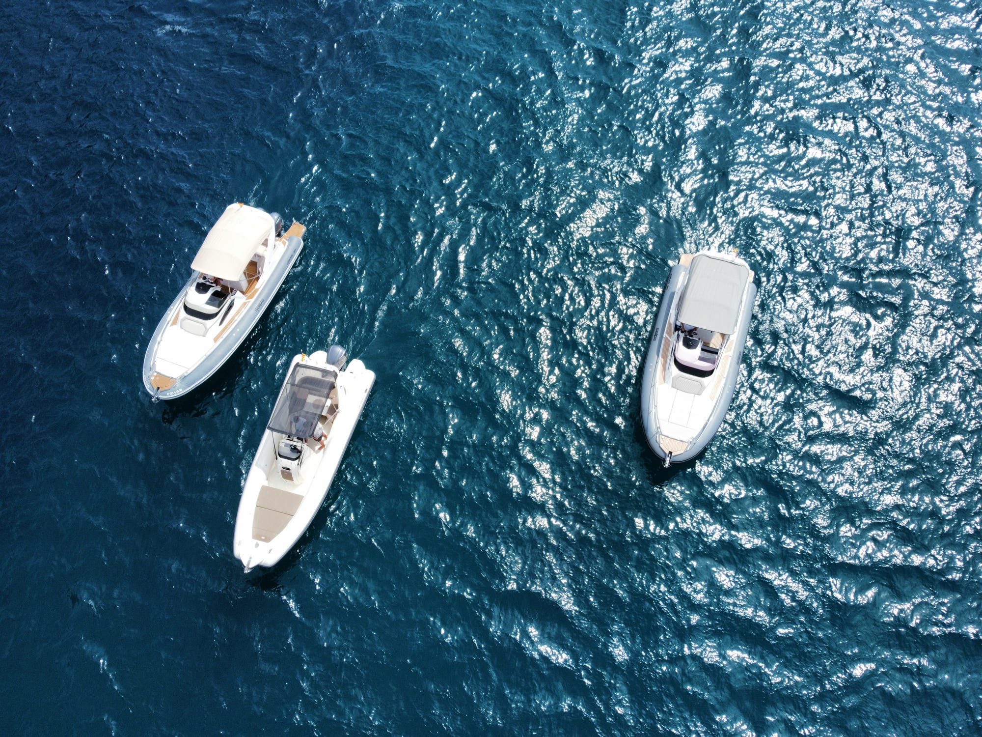 Yate La Mar navegando por Ibiza